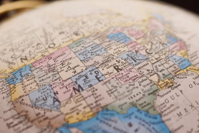 Primer plano de un globo terráqueo antiguo con el mapa de América del Norte